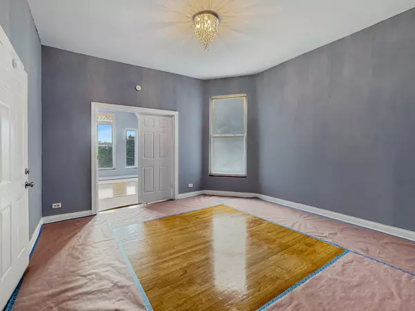 Chicago, IL 60637,5943 S Indiana Avenue