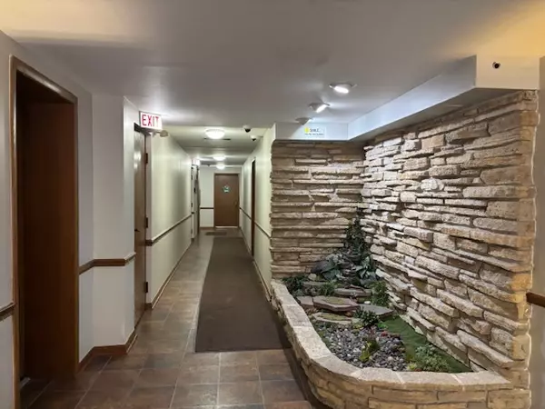 Chicago, IL 60631,6490 N NORTHWEST Highway #3F