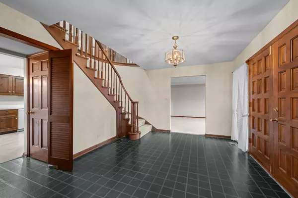 Arlington Heights, IL 60005,1323 S Kaspar Avenue