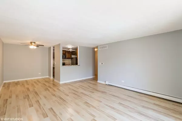 Schaumburg, IL 60193,1926 Prairie Square #328