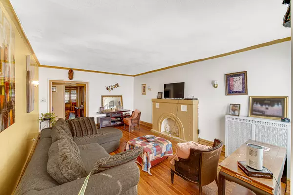 Chicago, IL 60649,1758 E 72nd Street