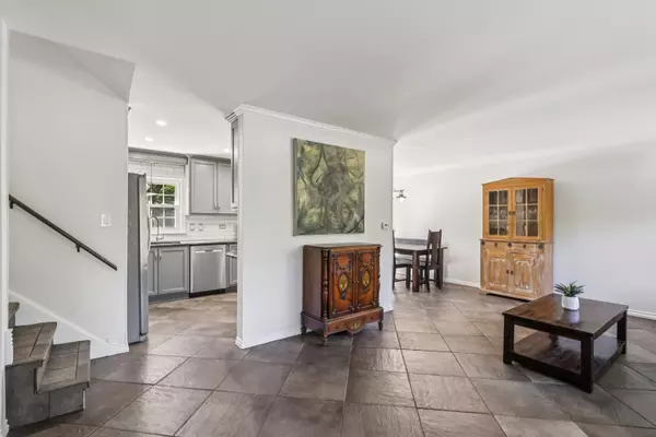 Hinsdale, IL 60521,28 E 55th Street