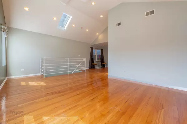 Chicago, IL 60622,524 N Ashland Avenue