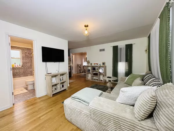 Cary, IL 60013,6204 Hillcrest Road