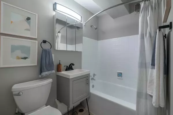 Chicago, IL 60660,5815 N Sheridan Road #412