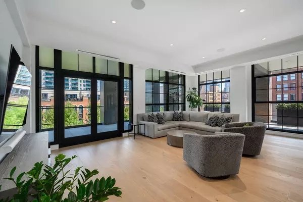 Chicago, IL 60654,351 W Huron Street #4