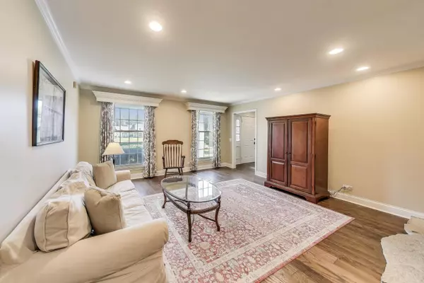 Inverness, IL 60067,924 Stonefield Circle