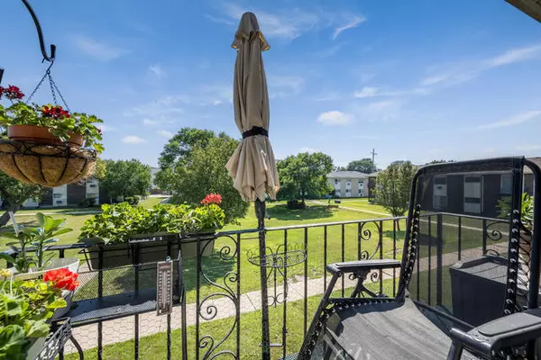 Des Plaines, IL 60016,8808 N Leslie Lane #2F