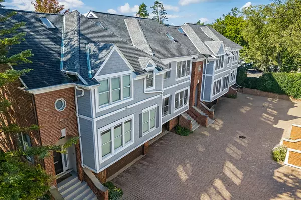 Hinsdale, IL 60521,28 S Clay Street