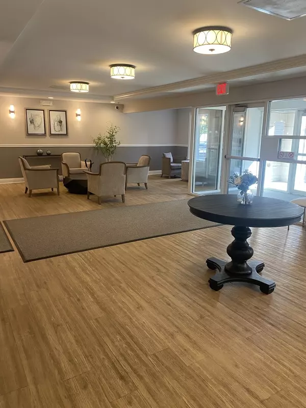 Palatine, IL 60067,440 W Mahogany Court #312