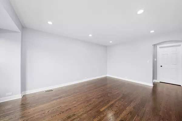 Chicago, IL 60617,9043 S Luella Avenue