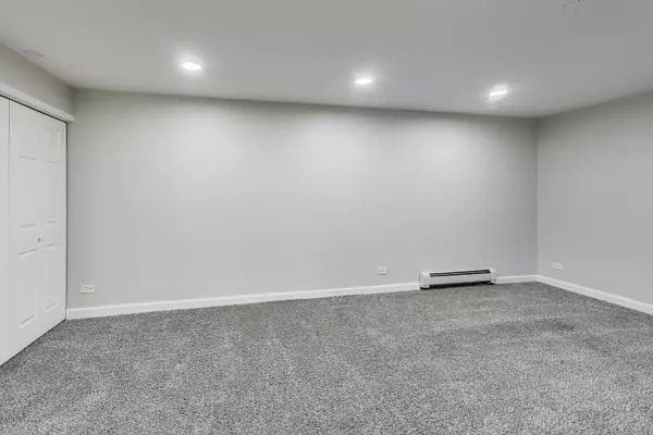 Park Ridge, IL 60068,1086 N Northwest Highway #G