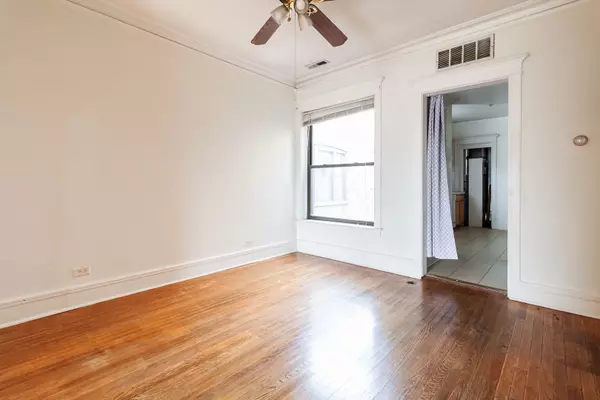 Chicago, IL 60613,902 W Belle Plaine Avenue #2