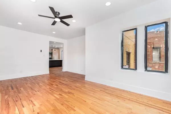 Chicago, IL 60637,6336 S EBERHART Avenue