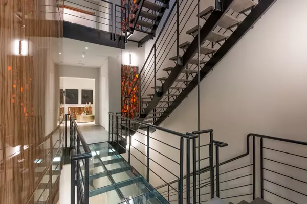 Chicago, IL 60610,1401 N Astor Street