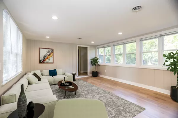 Evanston, IL 60202,2011 Cleveland Street