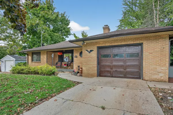 Woodstock, IL 60098,208 W Greenwood Avenue