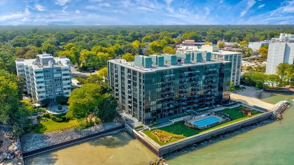 Wilmette, IL 60091,1420 Sheridan Road #1H