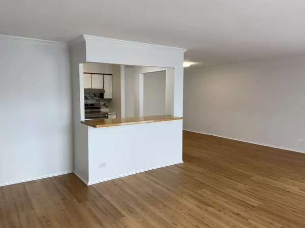 Arlington Heights, IL 60005,1605 E Central Road #410B