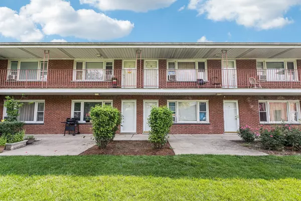 1115 E Algonquin Road #8, Arlington Heights, IL 60005