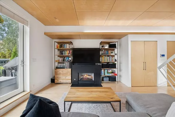 Chicago, IL 60647,1915 N Damen Avenue #A