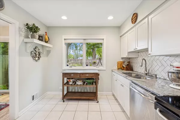 Hinsdale, IL 60521,494 Old Surrey Road