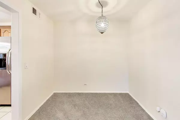 Schaumburg, IL 60193,321 Woodbury Court #D2