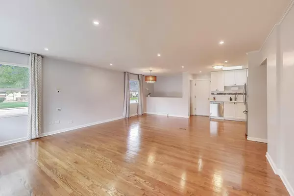 Northbrook, IL 60062,1022 Whitfield Road