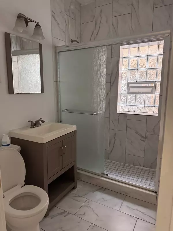 Chicago, IL 60626,7337 N Honore Street #1