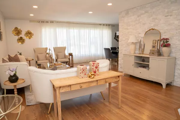 Mount Prospect, IL 60056,214 S Mount Prospect Road