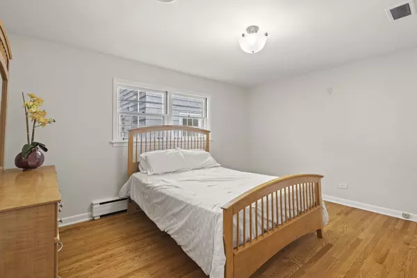 Chicago, IL 60646,5830 N Kenton Avenue