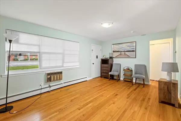 Des Plaines, IL 60018,1725 Howard W Avenue #104