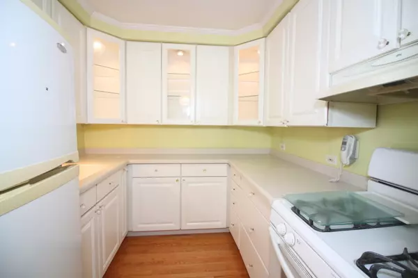 Elmwood Park, IL 60707,7929 W Grand Avenue #405