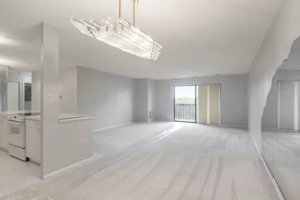 Bloomingdale, IL 60108,120 Lakeview Drive #514