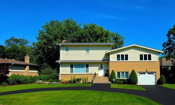 517 Appletree Lane, Deerfield, IL 60015