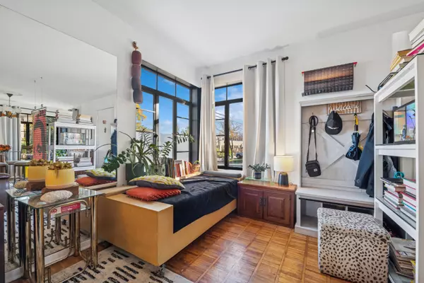 Oak Park, IL 60302,1235 N Elmwood Avenue