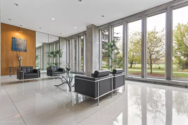 Chicago, IL 60615,4800 S Chicago Beach Drive #1001-02