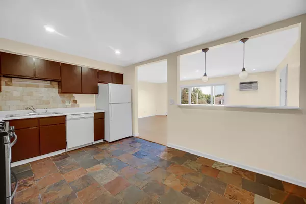 Des Plaines, IL 60016,1211 Brown Street #3B