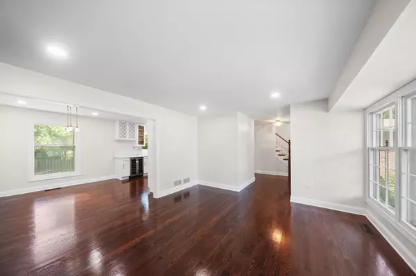 Libertyville, IL 60048,1017 Juniper Parkway