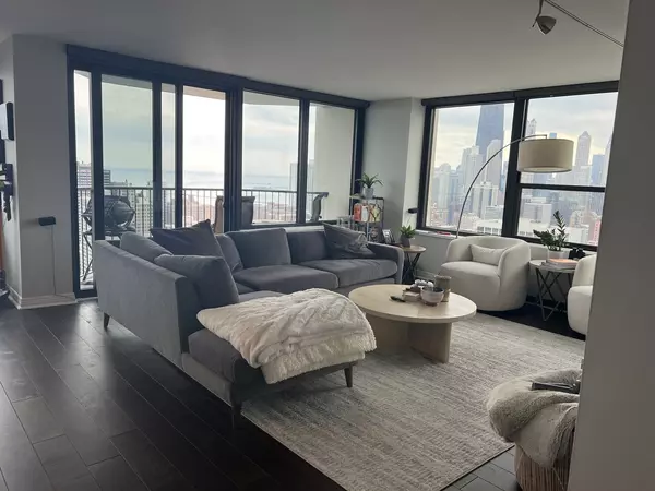 Chicago, IL 60610,1560 N SANDBURG Terrace #4002