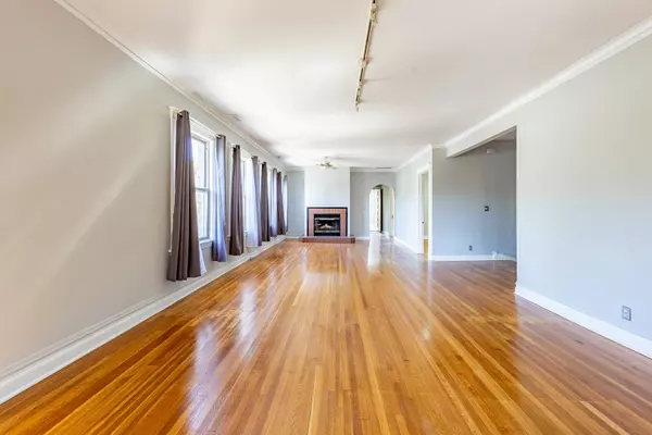 Oak Park, IL 60302,612 Randolph Street #2