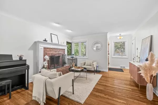 Hinsdale, IL 60521,736 N Oak Street