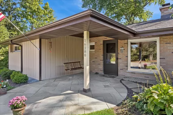 Vernon Hills, IL 60061,16280 W Woodbine Circle