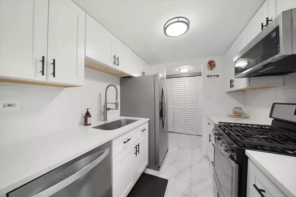 Downers Grove, IL 60516,7920 Woodglen Lane #207