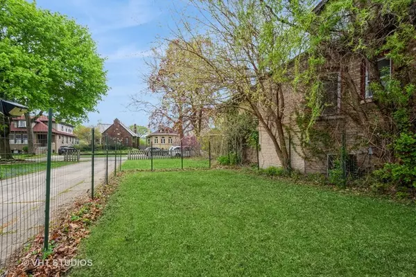 Chicago, IL 60645,2614 W Morse Avenue