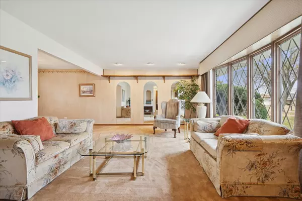 Downers Grove, IL 60516,9S215 Florence Avenue