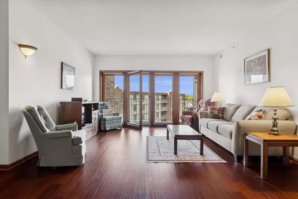 Elmhurst, IL 60126,175 W BRUSH HILL Drive #404