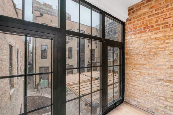 Chicago, IL 60614,1810 N Wells Street #102