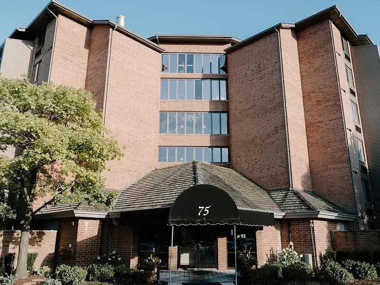 Schaumburg, IL 60195,75 Kristin Circle #126