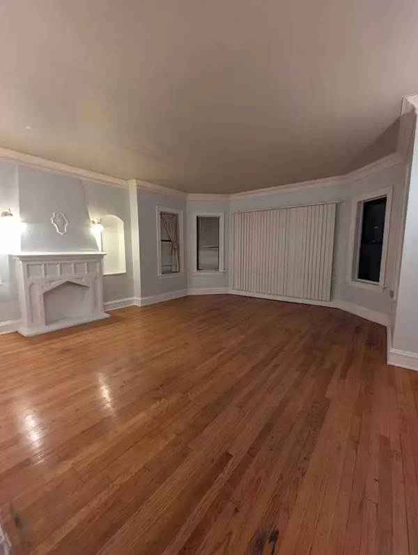 Chicago, IL 60649,7842 S Bennett Avenue #1